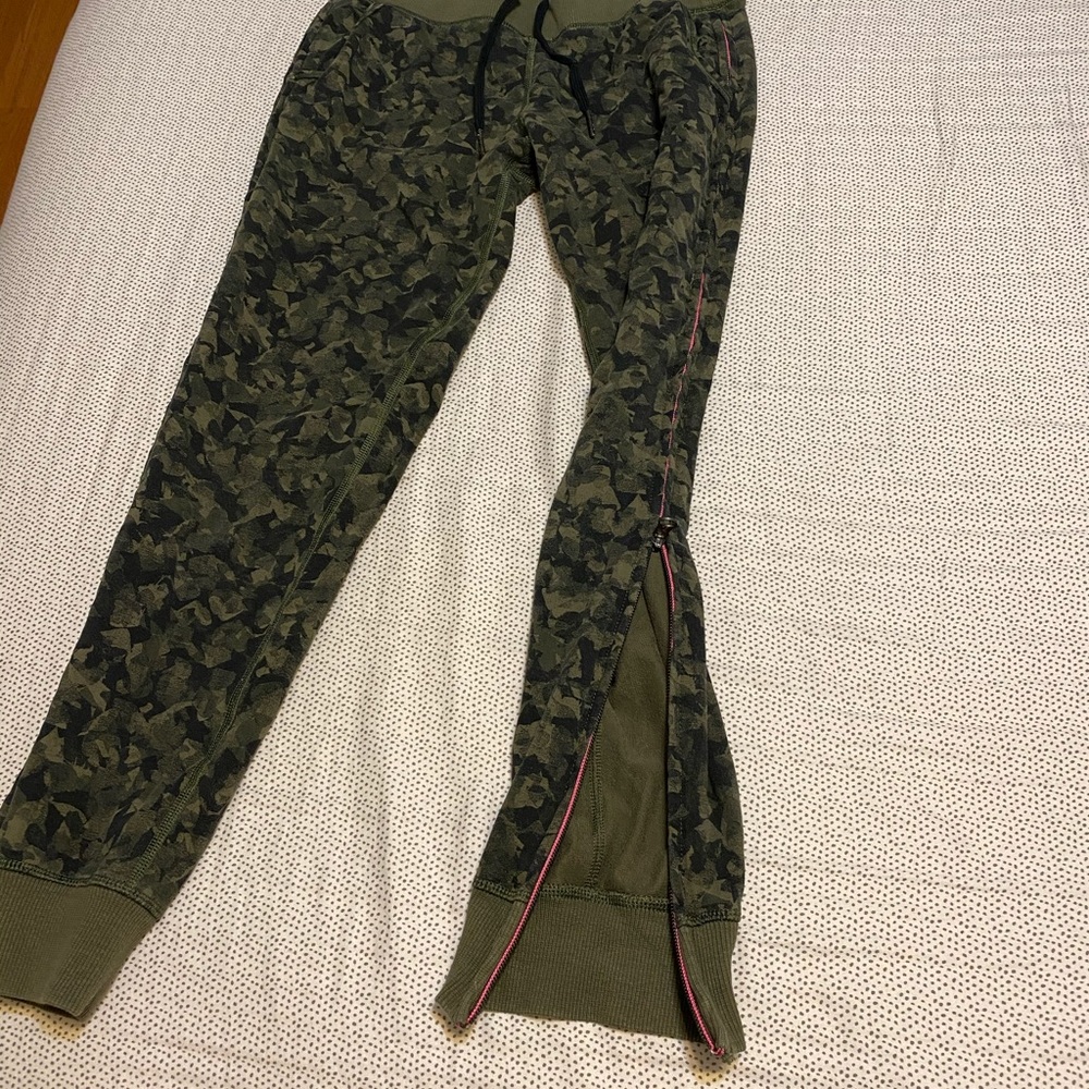 LULULEMON SIZE 4 ZIP UP JOGGERS